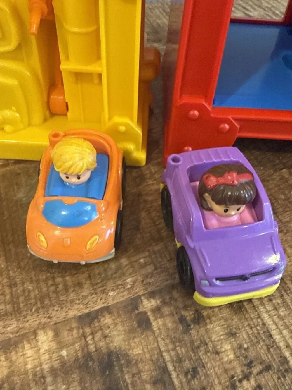 Fisher-Price Little People Fold Go Wheelies Rev N Sounds Race Track + 2 Cars